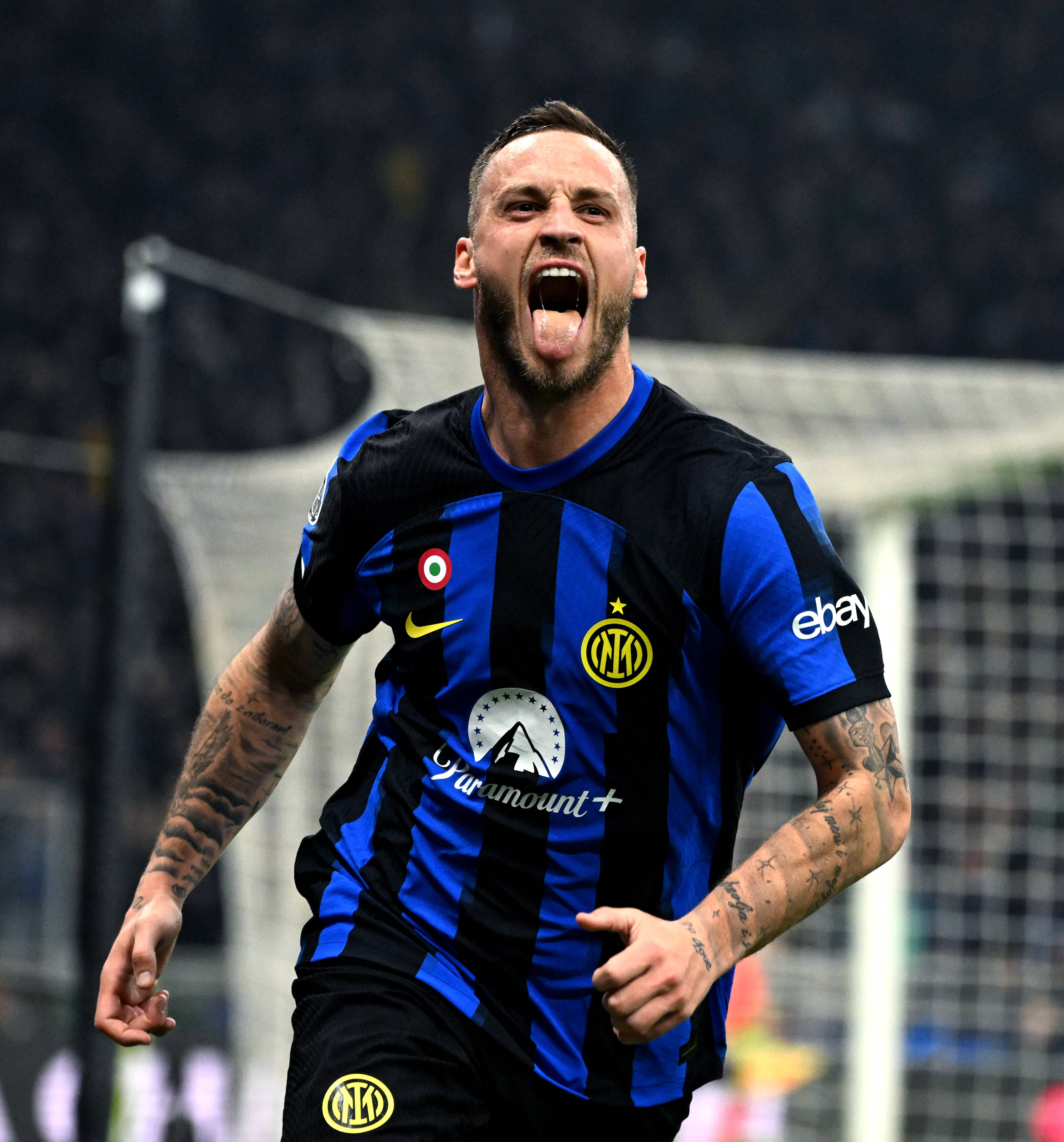 上海申花续约斯卢茨基，欲在亚冠和巴西引援中提升竞争力，期待其带领球队争冠。（申花与斯卢茨基续约，发力亚冠与巴西引援提升战力，盼其率队冲冠）