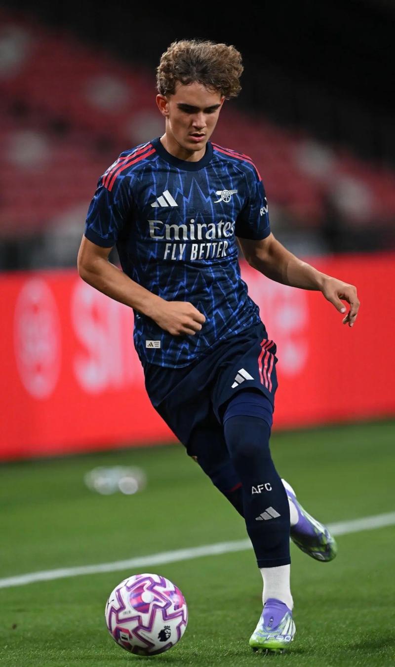 诺里斯和勒克莱尔先后进站换胎，诺里斯出站后暂列第9（勒克莱尔与诺里斯先后进站更换轮胎，诺里斯回到赛道暂居第9位）