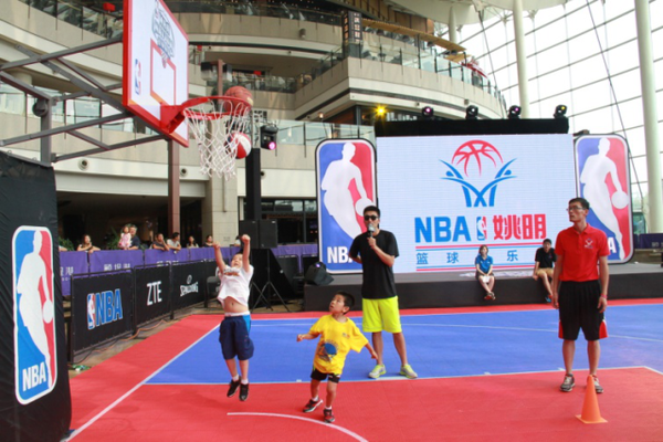 曼联陷入困境，阿莫林嘲笑梅努问题引发球迷怒火（曼联陷入低谷，阿莫林调侃梅努言论激怒球迷）