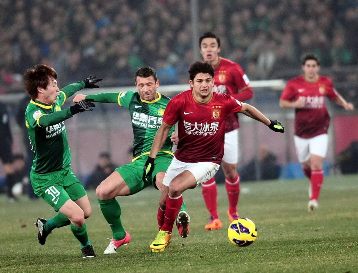 乌尔比希：能与诺伊尔、乌尔赖希一起训练很重要，他们很优秀（乌尔比希：与诺伊尔、乌尔赖希一同训练意义重大，他们都很出色）