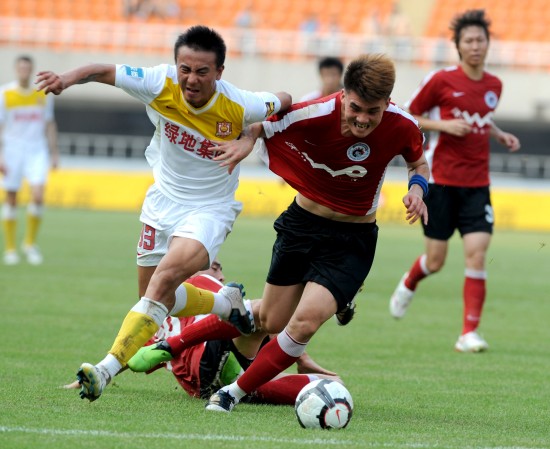 足球的残酷现实（足球世界的冷酷真相）