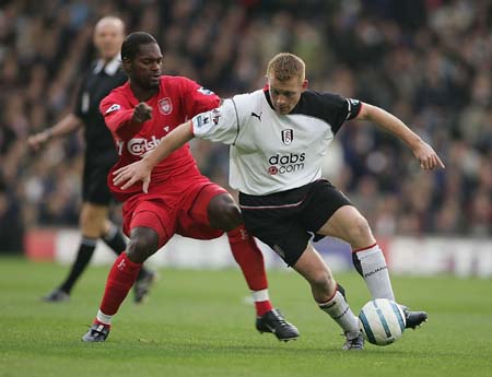 萨拉赫对斯洛特不满冲突升级，利物浦该怎么面对更衣室的矛盾？（萨拉赫与斯洛特矛盾加剧：利物浦如何化解更衣室风波？）