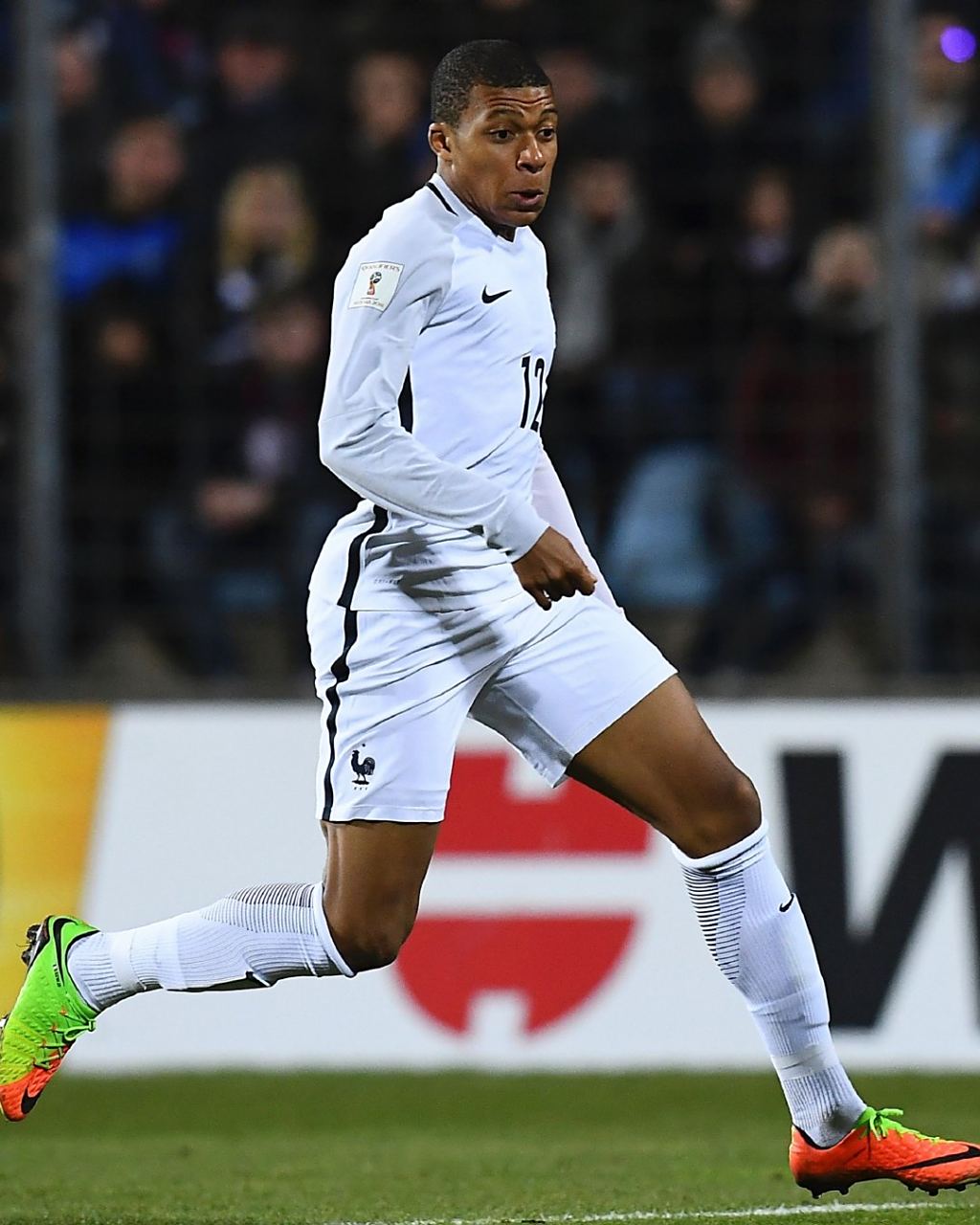 传闻：枪手、蓝军、红军、曼联和拜仁与卡马文加联系在一起（曝卡马文加成豪门目标：枪手、蓝军、红军、曼联与拜仁均被传有意）